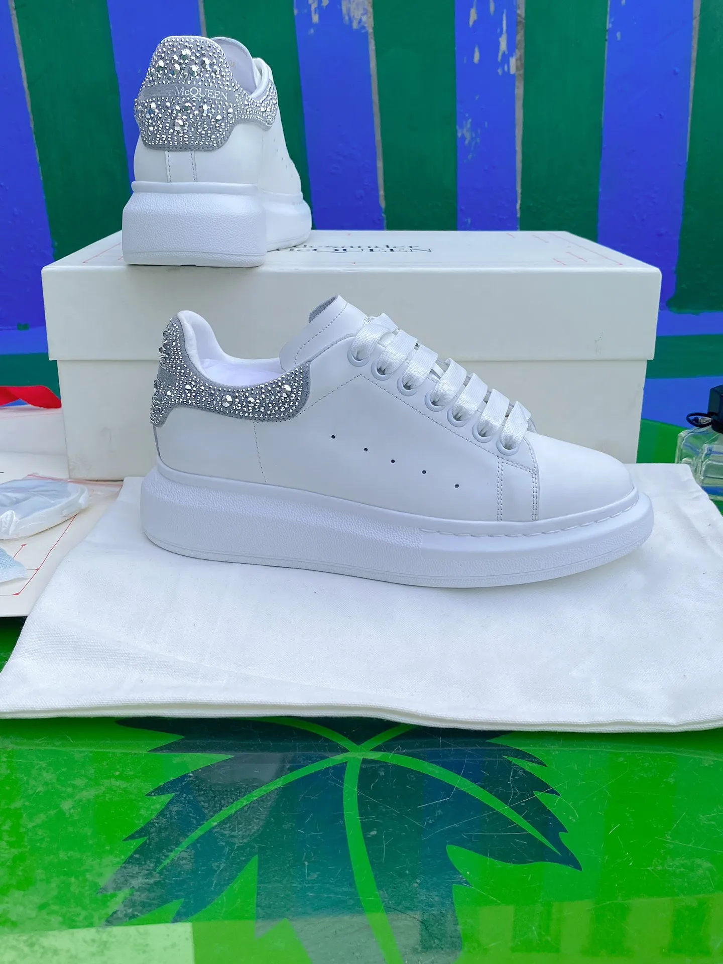 👟👟Ex-factory price 600👟👟 Men's size +10 New model drill tail Women's size 35-40. Male 39-45. The factory has been making goods for a long time. McQueen💥High-quality top version💥📢📢Alexander mcqueen/Classic star popular all-match white shoes have been upgraded, a new generation of last type🌹 last type has been polished hard for a year, and the overall last shape and head shape are 100% consistent with the original (you can go to the counter to compare with the original version for verification) The first 30-year-old senior master made it based on the original version and based on the Asian foot shape 1⃣️:1⃣️. During the foot comfort adjustment period, more than a dozen ladies with different foot types tried it on and repeatedly polished it until it was comfortable for all foot types before finally finalizing the last mold. Basically all colors are made, and the commonly sold colors are in stock, and others are constantly updated... Fabric: Customized original silk top-layer cowhide fabric/roller coating process Inner lining: cowhide lining made of imported leather embryos, mixed sheepskin lining. Feet: imported highly elastic PU foam rebound + cowhide, which is molded in the same way as the original version. It is injection molded without brushing glue. Outsole: exclusive molding of the original version, resistant to yellowing technology (please note that the length and latitude of the outsole of the new version and the new label are different from the old version. Everyone needs to distinguish them, including the head shape)